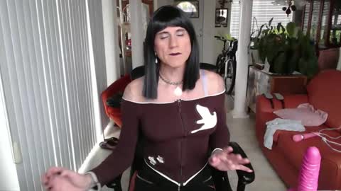 Snapshot of kellyannelynn chatting on 8, 1, 2025 kellyanne Lynn but please call me fucktoy online show from 8, 1, 2025