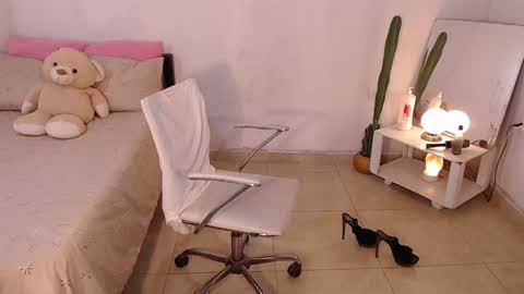 Mia  online show from 6, 3, 2025