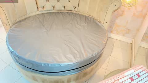 Snapshot of khloeblake chatting on 15, 12, 2025 Khloe online show from 15, 12, 2025