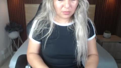 Snapshot of kiara_mirren chatting on 4, 10, 2025 K I A R A online show from 4, 10, 2025