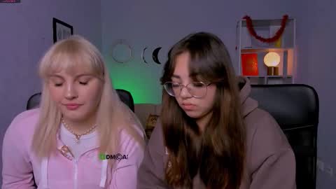 Snapshot of kiki_swan chatting on 2, 2, 2026 kiki_swan online show from 2, 2, 2026