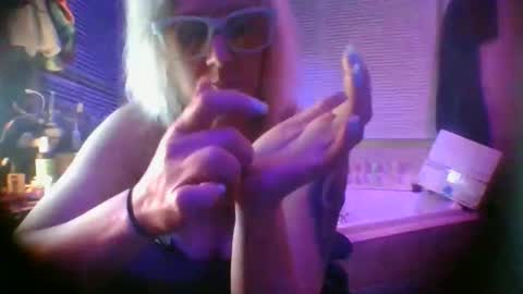 kikilovespartylights online show from 14, 5, 2026