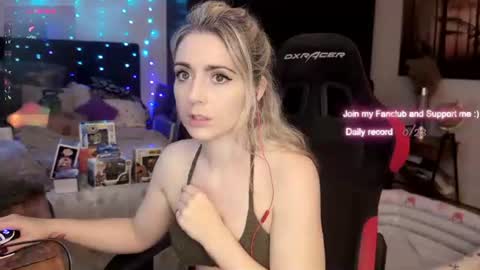 Snapshot of kimilee22 chatting on 18, 7, 2026 Wolfs Girl online show from 18, 7, 2026