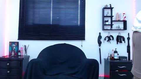 Snapshot of kinkyallisonsub chatting on 4, 3, 2025 Allison  Diego online show from 4, 3, 2025