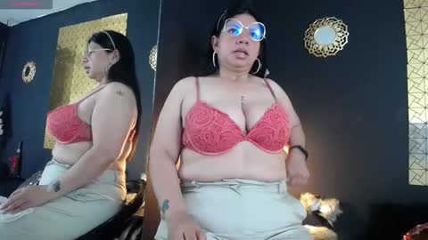 Snapshot of kinkyy_mom chatting on 7, 10, 2025 kinkyy_mom online show from 7, 10, 2025