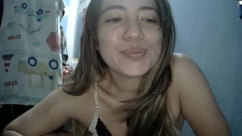 Snapshot of kissmelovejummy chatting on 8, 10, 2025 Erika paul online show from 8, 10, 2025