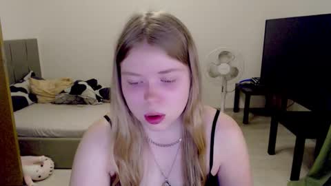 Snapshot of kitten_jenny01 chatting on 3, 11, 2025 Jennyblonde and Emmabrunette online show from 3, 11, 2025