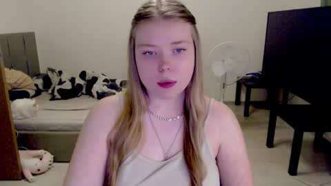 Snapshot of kitten_jenny01 chatting on 20, 11, 2025 Jennyblonde and Emmabrunette online show from 20, 11, 2025