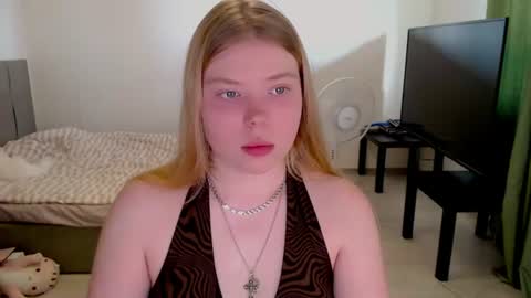 Snapshot of kitten_jenny01 chatting on 19, 7, 2026 Jennyblonde and Emmabrunette online show from 19, 7, 2026