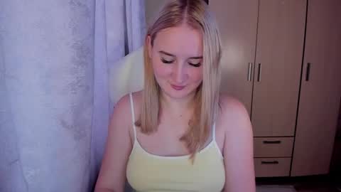 Snapshot of kitten_sun chatting on 8, 11, 2025 kitten_sun online show from 8, 11, 2025