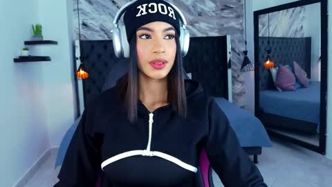 Snapshot of kitty_collins_ chatting on 12, 5, 2026 Kitty online show from 12, 5, 2026