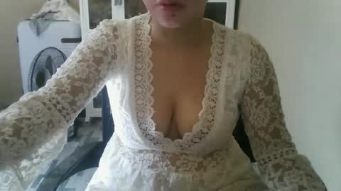 Snapshot of kitty_fussy chatting on 23, 10, 2025 kitty_fussy online show from 23, 10, 2025
