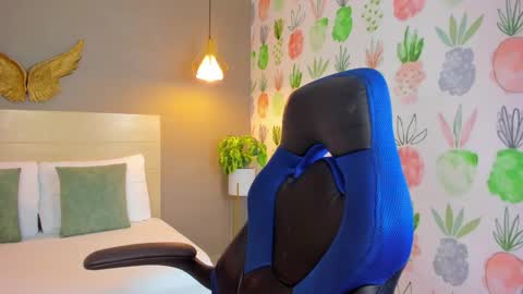 Snapshot of kitty_sweeety_ chatting on 8, 11, 2025 K I T T Y online show from 8, 11, 2025