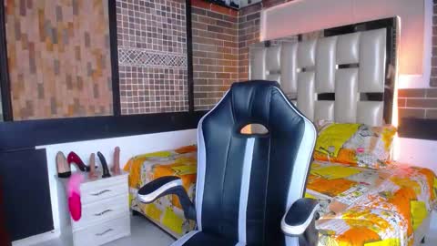 kriss_sweetboobs online show from 16, 9, 2025