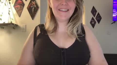 Snapshot of kristicutiez chatting on 18, 2, 2025 Kristi 3 online show from 18, 2, 2025