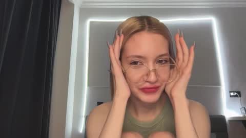 Bella and Alexandra online show from 18, 1, 2026