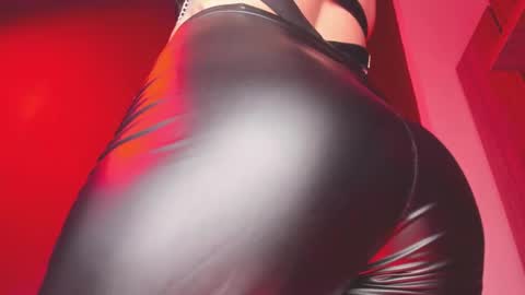 Snapshot of kyliemaxwell chatting on 10, 10, 2025 K Y L I E online show from 10, 10, 2025