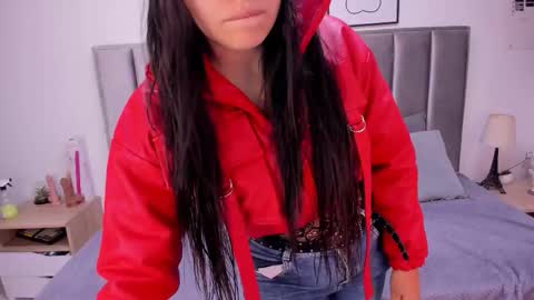 Snapshot of kyra_right chatting on 26, 11, 2025 Emily Laila online show from 26, 11, 2025