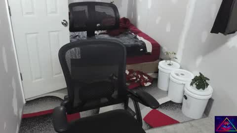 Snapshot of l1v1nth3dr3am chatting on 10, 11, 2025 l1v1nth3dr3am online show from 10, 11, 2025