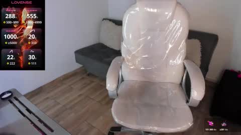  L A R A   online show from 11, 9, 2025