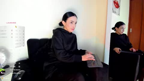 Snapshot of lace_victoria chatting on 3, 12, 2025 lace_victoria online show from 3, 12, 2025