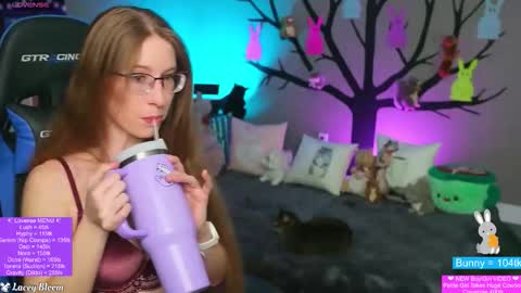 Snapshot of laceybloom chatting on 15, 4, 2026 Lacey Bloom online show from 15, 4, 2026