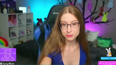 Snapshot of laceybloom chatting on 17, 4, 2026 Lacey Bloom online show from 17, 4, 2026