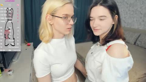 Violet and Isabel online show from 6, 5, 2026