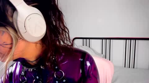 Mia online show from 6, 2, 2025