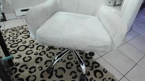 Snapshot of ladylux625 chatting on 21, 12, 2025 luxandleo online show from 21, 12, 2025