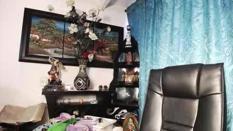 laia_hadid online show from 5, 10, 2025