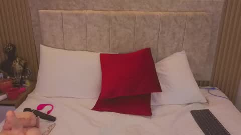 laiamilf online show from 21, 1, 2025