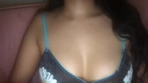 Snapshot of lailayousef chatting on 5, 1, 2025 Laila Yousef online show from 5, 1, 2025