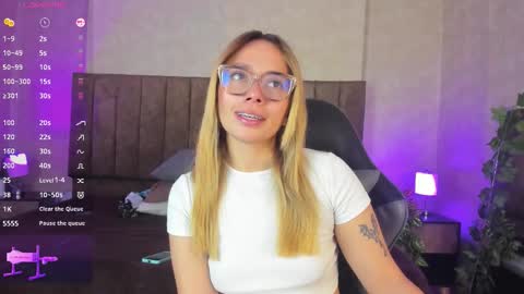 Snapshot of lanaamills chatting on 28, 10, 2025 Lana online show from 28, 10, 2025