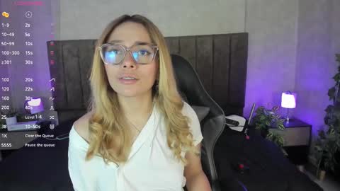 Snapshot of lanaamills chatting on 30, 10, 2025 Lana online show from 30, 10, 2025