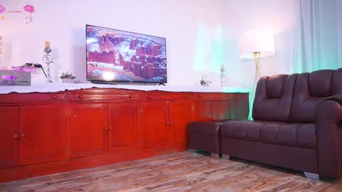 Hello Guys I am Lara Giraldo  WELCOME To my room online show from 26, 10, 2025