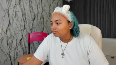 Snapshot of lara_jean23 chatting on 12, 11, 2025 Lara online show from 12, 11, 2025