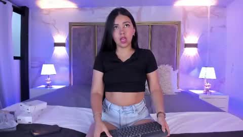 Snapshot of larabrook chatting on 19, 7, 2026 Lara online show from 19, 7, 2026