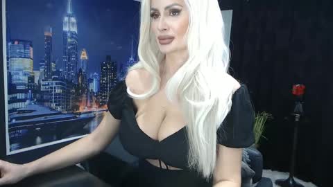 laras_moans online show from 1, 2, 2025