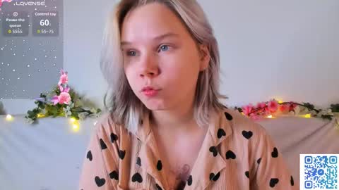 Snapshot of large_ocean chatting on 7, 11, 2025 Rose online show from 7, 11, 2025