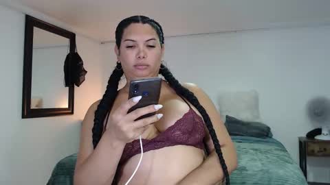 Snapshot of latinaflower_ts chatting on 5, 10, 2025 FLOR SALVAJE online show from 5, 10, 2025