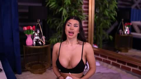 Latina online show from 5, 2, 2026