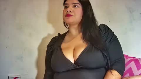 latincurvy1992 online show from 27, 2, 2025