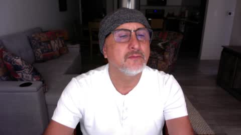 QS - INDEPENDENT MODEL online show from 18, 1, 2025