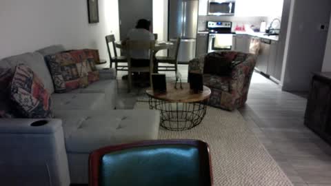 QS - INDEPENDENT MODEL online show from 5, 2, 2025