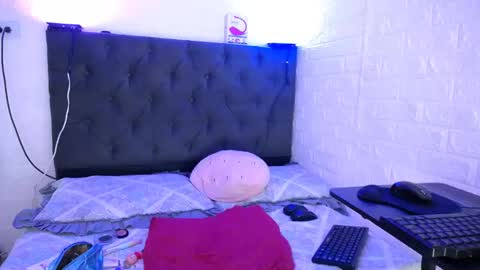Snapshot of laura_candy02 chatting on 12, 12, 2024 LAURA online show from 12, 12, 2024
