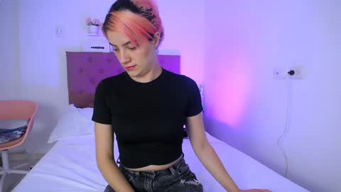 Snapshot of laura_candy02 chatting on 8, 1, 2025 LAURA online show from 8, 1, 2025