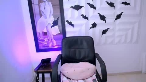 Snapshot of laura_candy02 chatting on 14, 10, 2025 LAURA online show from 14, 10, 2025