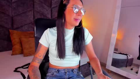 lauraagomezz__ online show from 28, 1, 2025