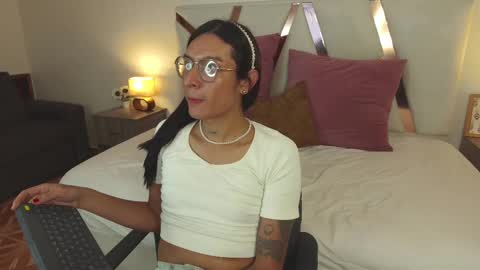 lauraagomezz__ online show from 28, 2, 2025
